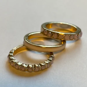 Guld ringar med rosa stenar - Guldfärgade ringar med rosa stenar💕 knappt använda, säljer de för 10 kr styck eller alla för 20