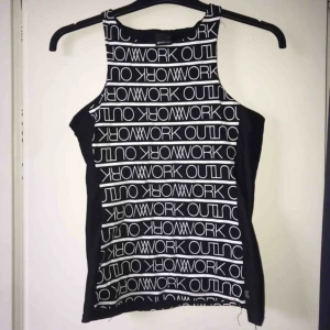  - Träningslinne från Ginatricot