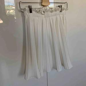Supersöt vit plisserad kjol från Gina Tricot som bara är använd vid ett tillfälle (när bilden togs). Den är inte genomskinlig (ljuset som gör att det ser ut som det på bilden). Nypris ca.399kr. Så fin nu i sommar!!🤩 