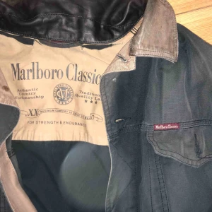  - Marlboro classics vintage jeans jacka, snyggt sliten. Skippas från Köpenhamn till Sverige för 139 kr 
