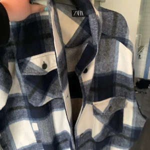 Zara jacka rutig - Tunn och vårig jacka från zara, i nyskick nästan aldrig använd, frankten är inräknad i priset                     Edit! Byda gärna eller kom med egna prisförslag