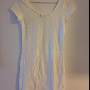  - Smickrande vit t-shirt klänning i bomull från Gina. Sitter som en smäck! 