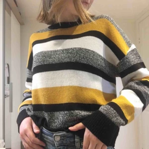  - Stickad tröja från H&M. Frakt ingår i priset. Skriv för fler bilder + frågor! 🐝💕