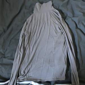 Turtleneck tröja i storlek S. Fint skick och säljs pga fel storlek. Frakt tillkommer!