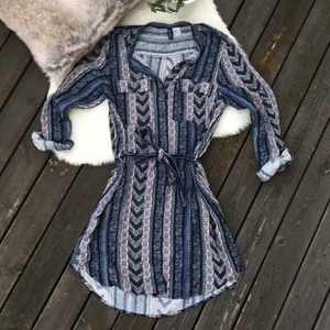 Skjortklänning  - Skjortklänning från hm i storlek 36. Sparsamt använd. Frakt ingår i priset.