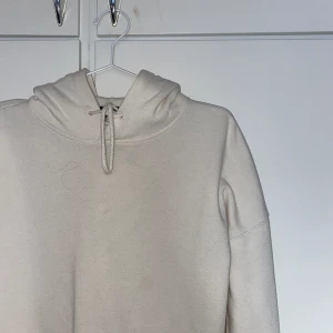 Vit hoodie - En vit basic hoodie som passar till allt och alla :)
