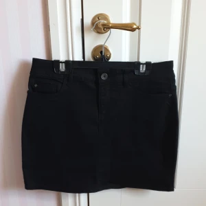 Minikjol från VERO MODA - Säljer min svarta minikjol. Super söt och funkar till allt. Strethigt tyg. Använd 1-2 gång så som i nyskick. Hör av dig om du är intresserad eller har några frågor☀️👍