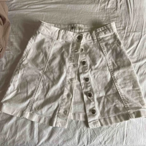  - Vit jeanskjol från Gina, bra skick! 