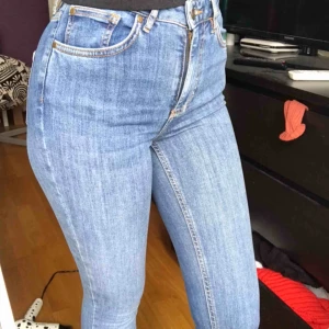  - Supersnygga högmidjade jeans i modellen Hannah från Cubus! I princip oanvända. Strl 24/XS. Nypris 599kr