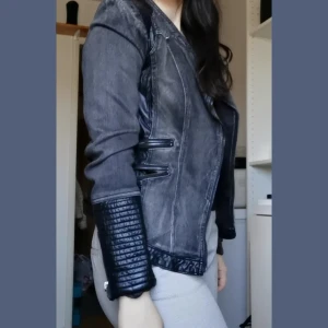 Jeans jacka  - 🖤Svart/grå jeans jacka med konst skinn. I storlek 38🖤 kan fraktas:köparen står för kostnaden 🖤