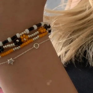 Egengjorda pärlsmycken, olika designer - Egengjorda smycken i olika färger och designer. Finns möjlighet att få se färgerna för önskad design, armband som halsband. Ett halsband kostar 30kr och ett armband 20kr + frakt som köparen  står för på cirka 10kr🧡🖤🤍💜💙💚💛 
