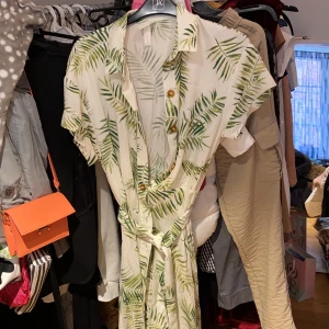 Hm klänning  - Använd en gång  . Stl S . Köpte för 399kr 