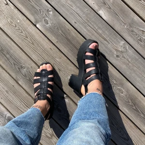 Platåsandaler - Svarta snygga platåsandaler. Använda men i gott skick. 4cm platå och 8cm klack, skitsköna att gå i!!! Frakt tillkommer🖤