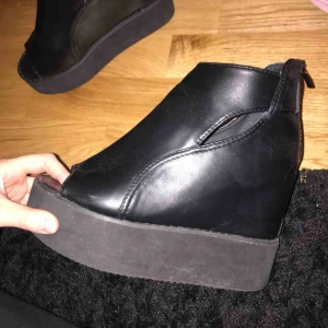 - - säljer mina aaasfeta platåskor pga kommer aldrig till användning :( använda ca 3 gånger🤝 frakt tillkommer 