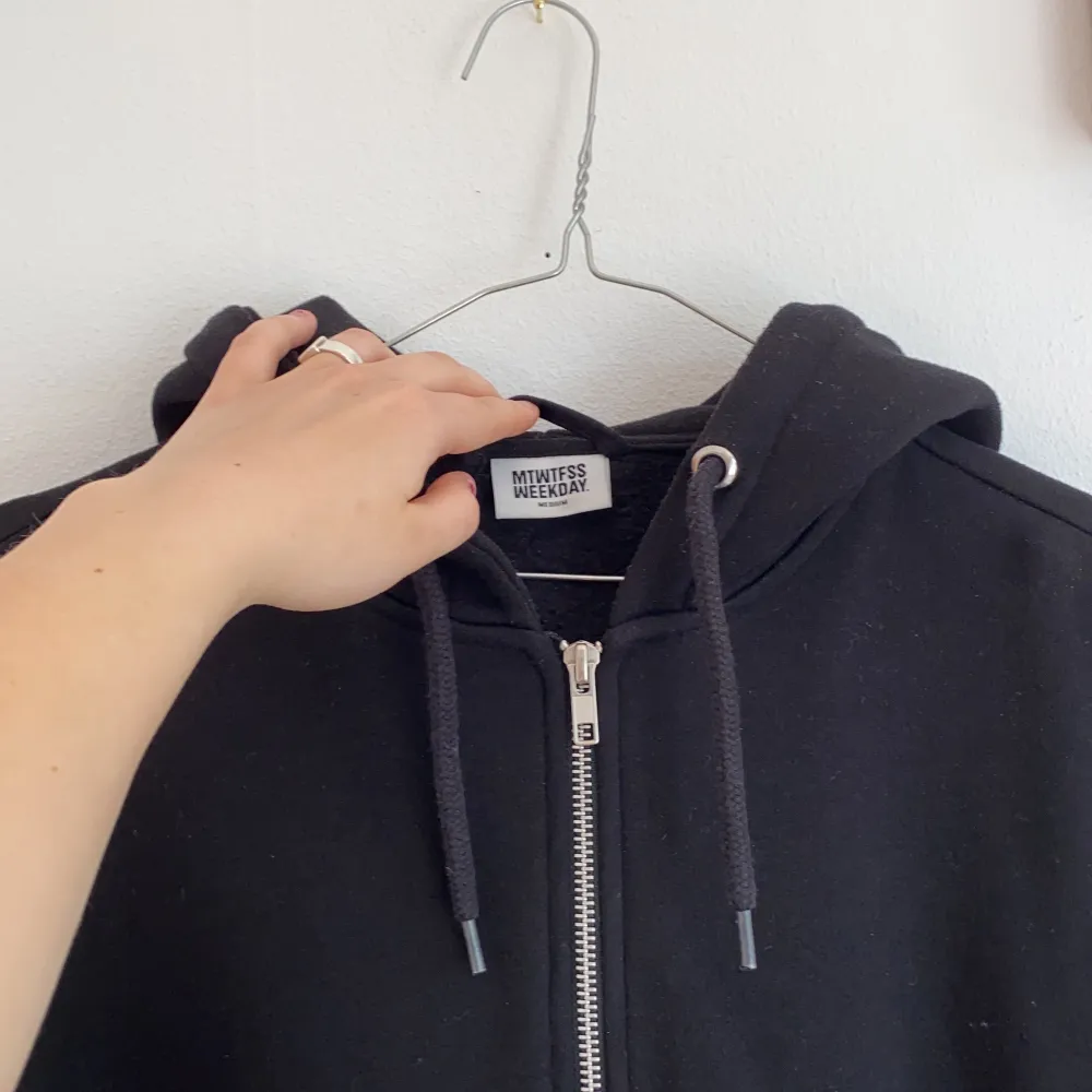 Snygg svart zip-hoodie från Weekday! M i mansstorlek så lite snyggt oversized på mig som är S i vanliga fall. Lite långa i armarna på men det är bara att vika upp! . Hoodies.