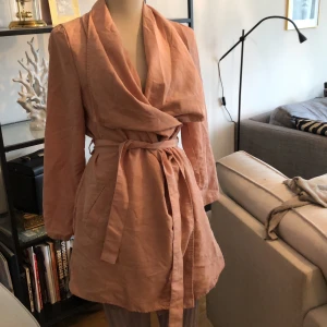 Rosa jacka  - Jätte fin jacka endast använd fåtalgånger frakten blir 55kr