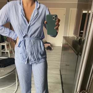 Pyjamas  - En randig pyjamas i skönt material med knyte i midjan🤍