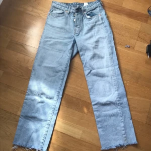 SUPER snygga jeans - Typ de snyggaste jeansen jag har haft, dom är tyvärr för små så kan ej visa hur dom sitter..... midwaist, lite kortare modell och sitter perfekt. Helt raka vilket jag tycker är supersnyggt, perfekta till sommaren!!!!!🥰 jag står för frakt!