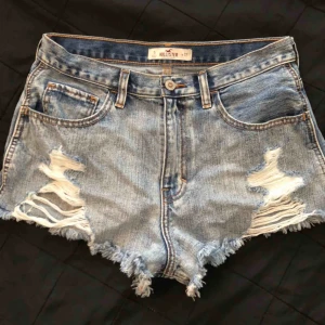  - Säljer dessa assnygga hollister-shortsen pga för små. De är aldrig använda och har lappen kvar. Shortsen är i modellen ”Festival high rise” och storleken är W27. De är kort skurna som syns på bilderna, skönt till sommaren! 