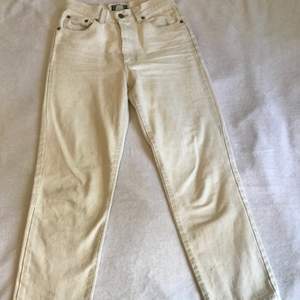 Ralph Lauren jeans, väldigt snygga och bekväma😍😍, high waist och Skulle säga att de sitter som bäst på S/XS. Färgen är kräm vit eller beiga.