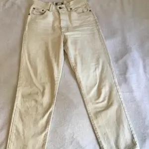 Ralph Lauren jeans, väldigt snygga och bekväma😍😍, high waist och Skulle säga att de sitter som bäst på S/XS. Färgen är kräm vit eller beiga.