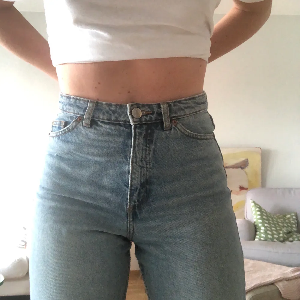 Croppade jeans från Monki i storlek 26. Är 163 cm! Köparen står för frakten 💙. Jeans & Byxor.