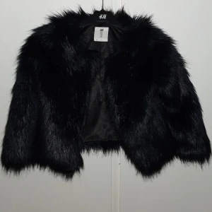 Ny kappa - Ny svart pälsrock .. Bra kvalitet .. Alla frågor direkt😉