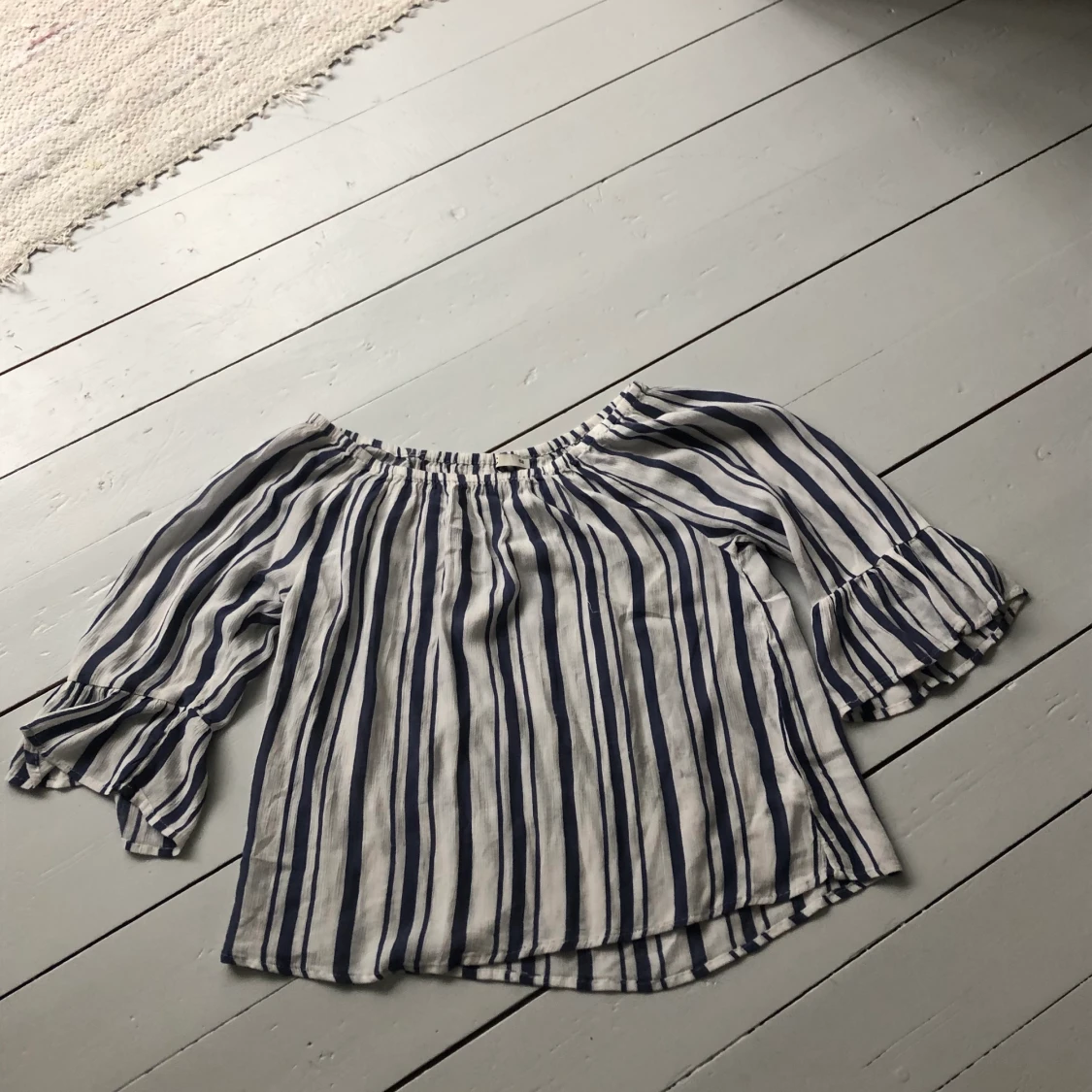 Vit/blå randig gullig blus i storlek XS - 90