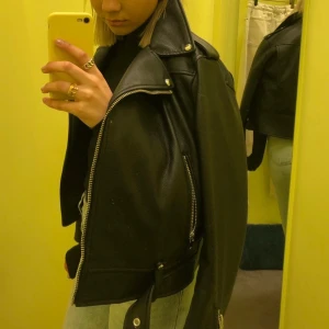 Oversized skinnjacka - Skinnjacka från zara, knappt använd, har inga slitningar utan ser helt ny ut. Passar mig perfekt som är en S