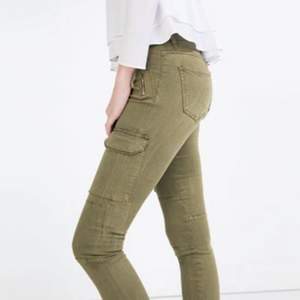 Har ett likadan cargo jeans från h&m i storlek 36 kan skicka bild vid intresse. Har i grön och beige 