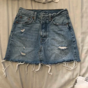 Distressed Levis Kjol - Säljer min fina levis kjol i så bra skick! Använd få gånger pågrund av fel storlek! Byter gärna mot en likadan fast mindre storlek w23/w24🦋✨