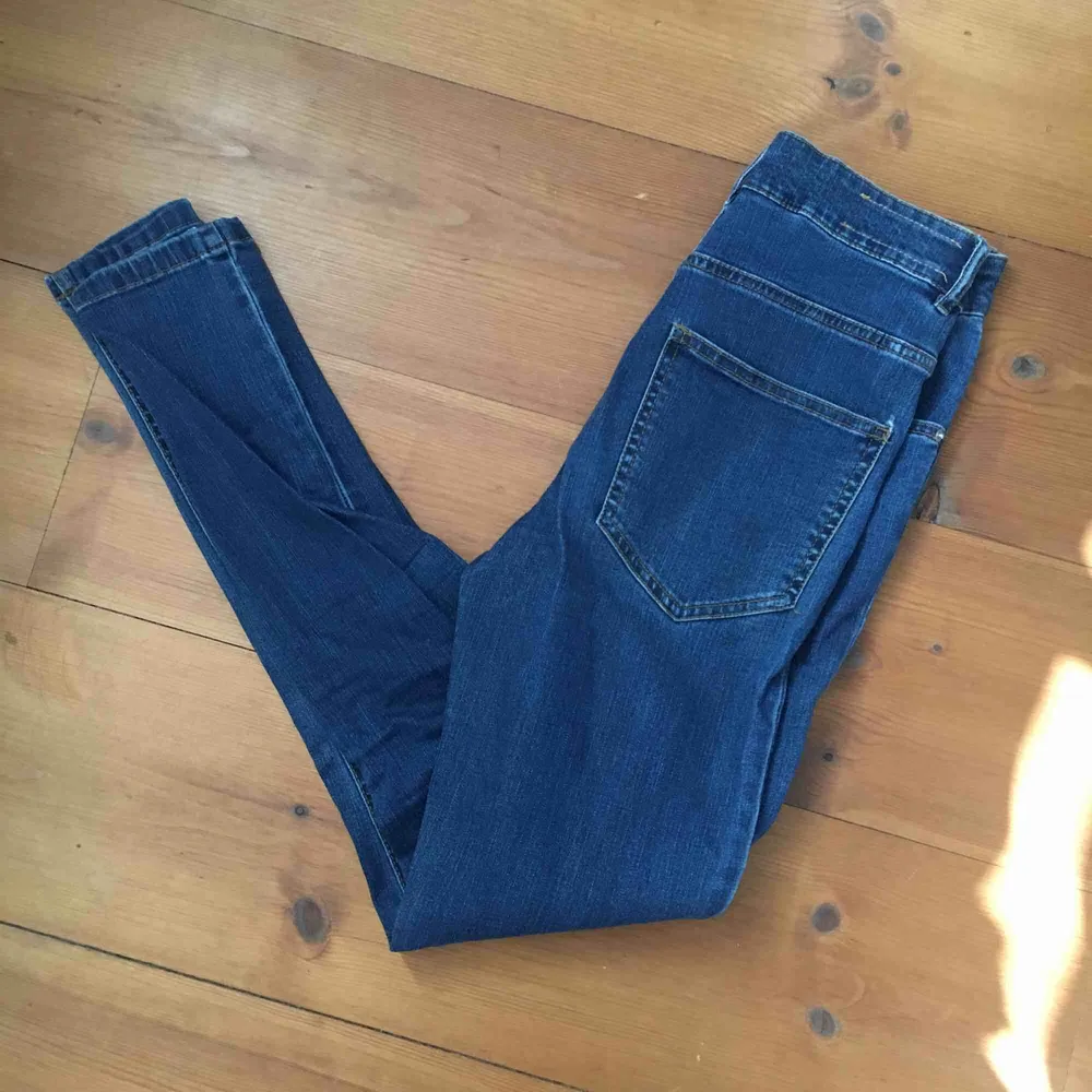 Blåa jeansleggins med högmidja från Bikbok. Fint skick. Pris 100kr.. Jeans & Byxor.