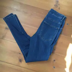 Blåa jeansleggins med högmidja från Bikbok. Fint skick. Pris 100kr.