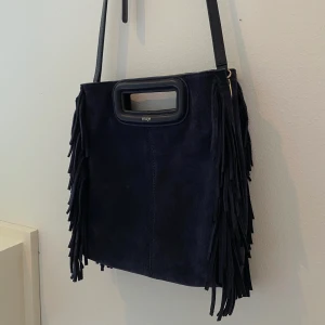 maje väska - marinblå maje väska i mocka som tyvärr inte kommer till användning längre. köpt för ungefär ett år sen på NK för ca 2200. 