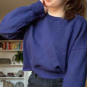  - Fin sweatshirt från bikbok! Strl M, jag som vanligtvis har xs/s kan oxå ha den då den är lite croppad, då blir den typ ”vanlig” längd! Priset är inkl frakt kan gå ner vid snabb affär :)