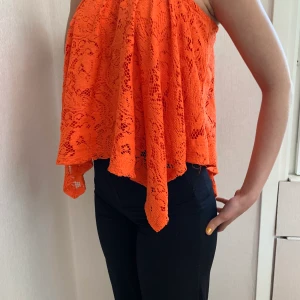 Orange sommar topp - Säljer denna sommar topp från Gina tricot. Köptes o storlek M men fixade med banden så att en Xs/S kan använda den. Kom aldrig till anvdäning tyvärr