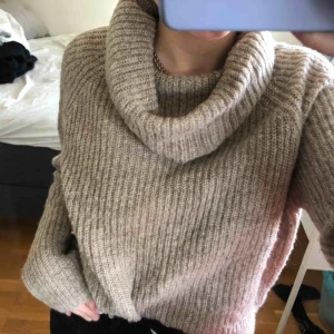  - En beige stickad tröja med turtleneck från crocker. I bra sick! Super mysig☺️ Jätte bra bas plagg. Styla med byxor å en jacka till höst och vinter å med en kjol för kalla sommar kvällar.🌼🌼