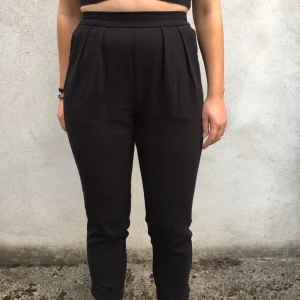 Kostymbyxor - Trevliga kostymbyxor som känns som mysbyxor. Har resorstretch i midjan. Jag gör dem inte rättvisa då de är XS men jag borde ha medium. 