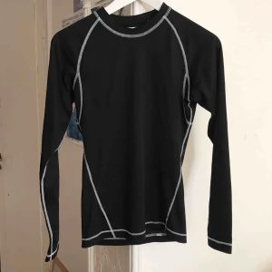  - Snygg svart tröja med vita sömmar, trendar nu. Jättefin med svarta jeans bara! Eller som träningströja! Säljs en liknande på Weekday nu. 
