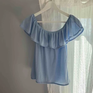 söt topp - Kan bäras off-shoulder.   📬 Frakt 42 kr.