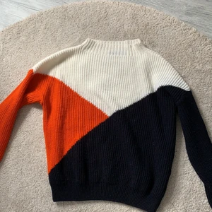 Stickad tröja från Boohoo  - Det är en knappt använd sticka tröja från Boohoo i st m men pass s och xs också , super fin 