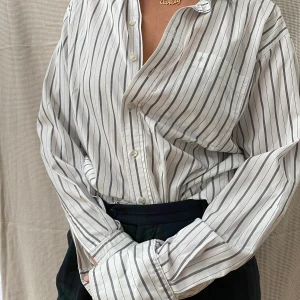 Vit/randig skjorta  - Snygg klassisk skjorta vit/svart/randig med långa ärmar. Oversize. Frakt tillkommer <3