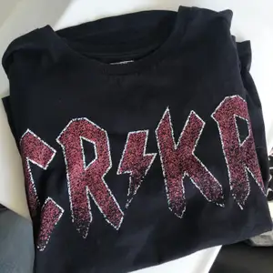 Svart t-shirt med rött tryck. Från Crocker. Stl Xs. Vanlig modell. Lagom lång🖤