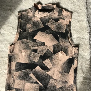 Kroppat linne från Monki stl. XS - Ett jättecoolt linne från Monki i stl. XS! Köpt i London förra året men sälj pga att det aldrig kommer till användning, så jättebra skick.🌷 Möts upp i centrala Stockholm, annars tillkommer frakt💘