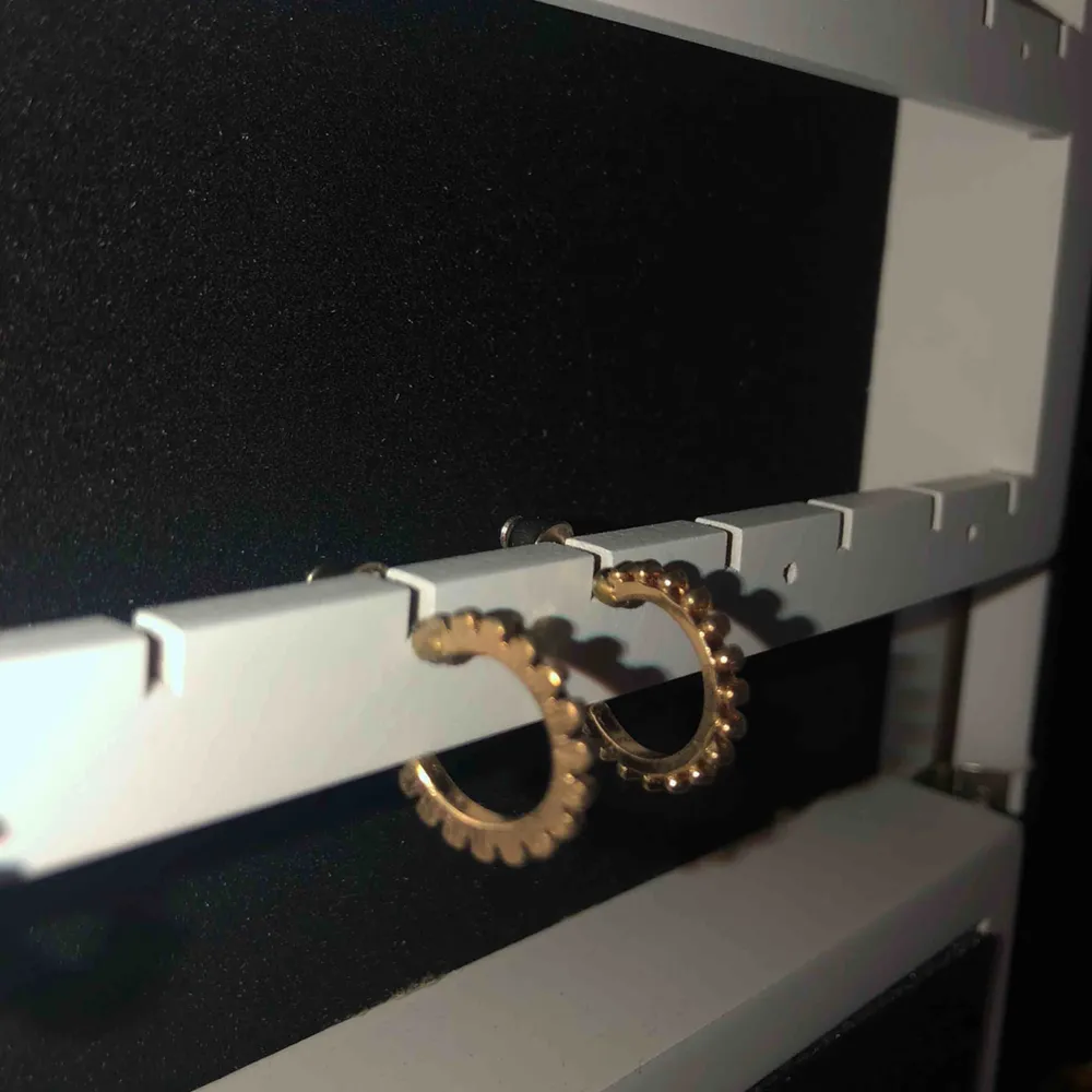 Två par guldiga örhängen, två olika storlekar på dom. Knappt använda så är i bra skick 💞 går att köpa dom var för sig. Köparen står för frakten . Accessoarer.