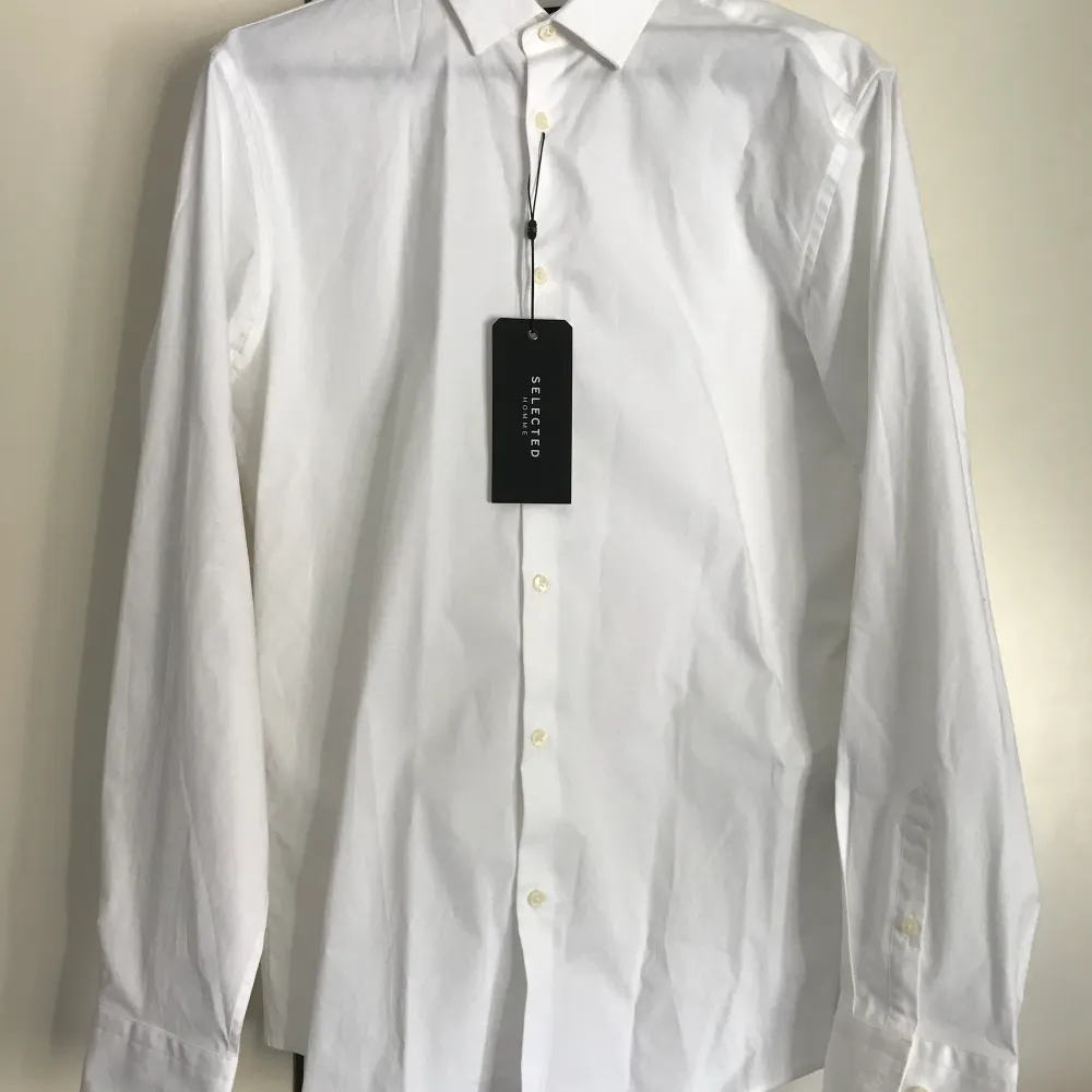 En festlig vit skjorta i storlek S. Slim fit med stretchigt material. Köparen står för frakten! (Herr). Skjortor.