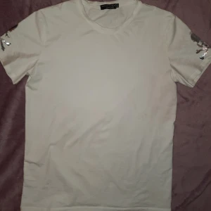 Philipp Plein t-shirt - T-shirt från Philipp Plein strl L. Skickas spårbart och alltid tvättad/kemtvättad