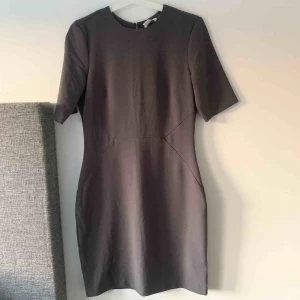  - SKITsnygg klänning från h&m med öppning i ryggen. Snygg passform, man får väääärsta kurvorna🥰🥰 Gammal men bara använd en gång. Pris är inklusive frakt ✨✨