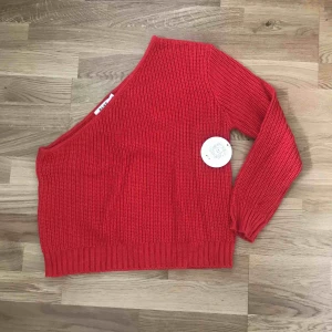  - Röd stickad tröja från NA-KD, aldrig använd!!