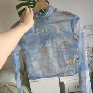 Jättefin långärmad mesh-tröja i ljusblått. Köpt i Japan i storlek L (passar mig som vanligen är storlek 38) men den är liten och skulle passa allt från 34-38. Genomskinlig men sjukt snygg att ha under annan tröja ✨
